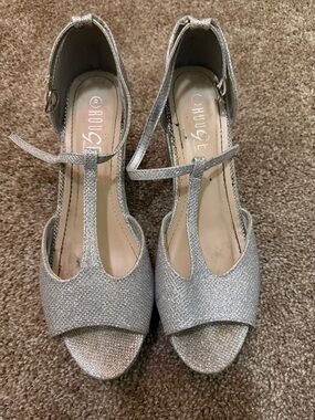 Rouge Helium Silver Glitter T-Strap Peep-Toe Heels